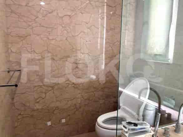 Kamar mandi dengan shower dan toilet.