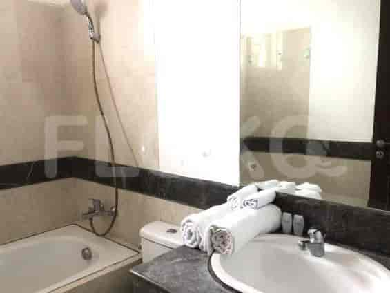 Bathroom with a bathtub, sink, and mirror.