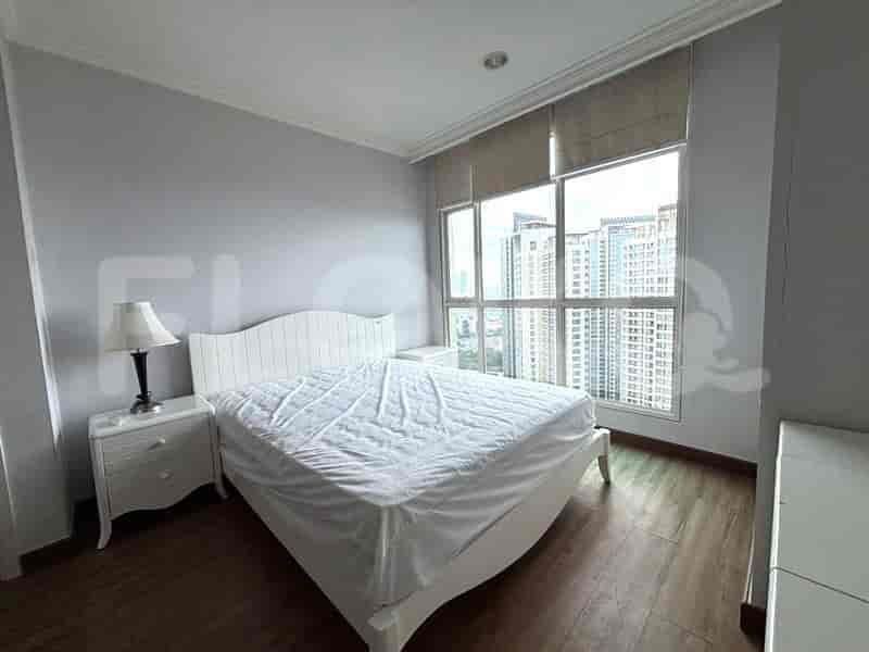 Kamar tidur utama dengan tempat tidur ukuran queen, meja nakas, dan jendela besar dengan pemandangan kota.