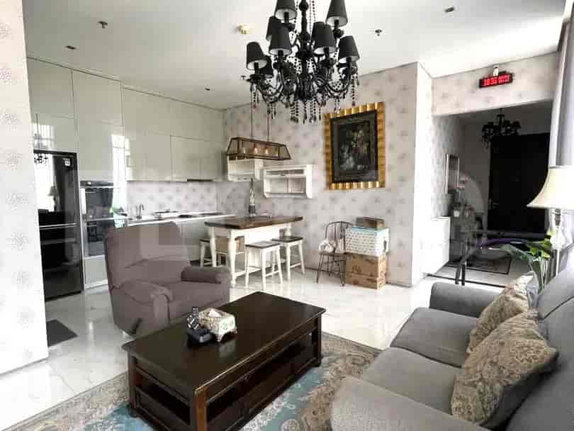 Kombinasi area tamu dan ruang makan dengan sofa, meja kopi, meja makan, dan lampu gantung.