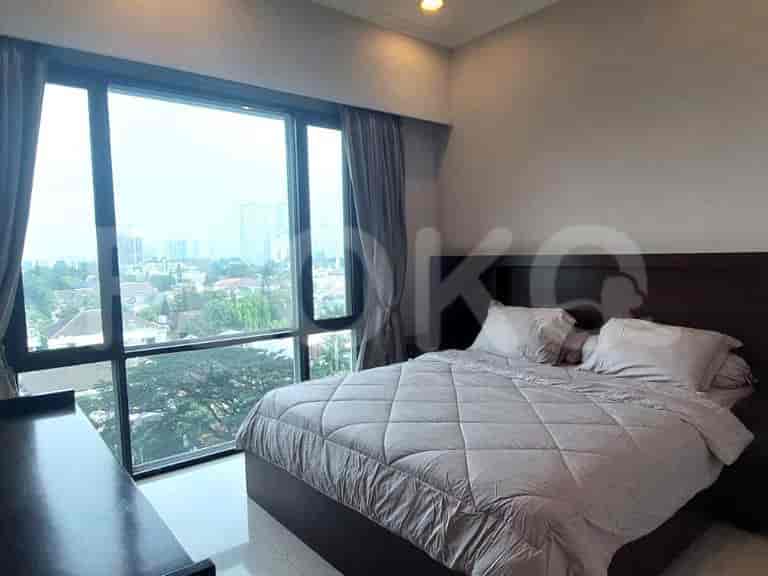 Kamar tidur dengan tempat tidur besar dan jendela panorama yang menawarkan pemandangan kota.