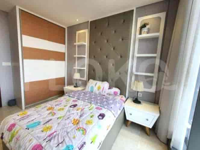 Kamar tidur kedua dengan tempat tidur queen, lemari pakaian, dan meja samping tempat tidur dengan lampu.