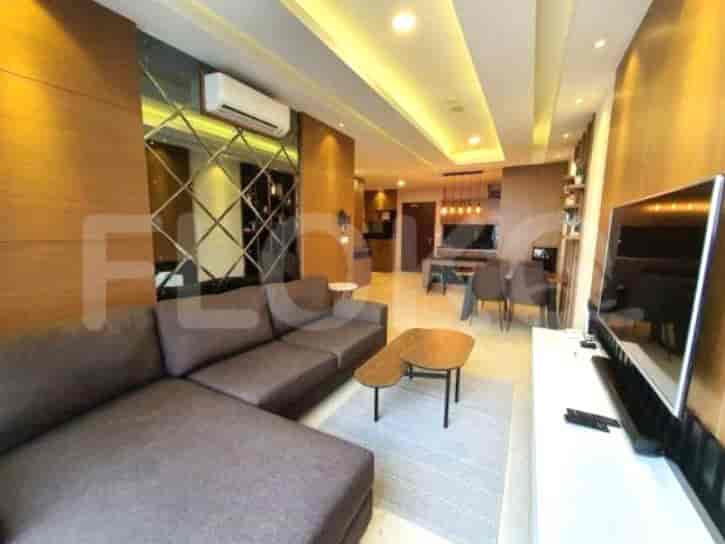 Ruang tamu modern dengan sofa sectional besar, meja kopi, konsol TV, dan area makan di latar belakang.