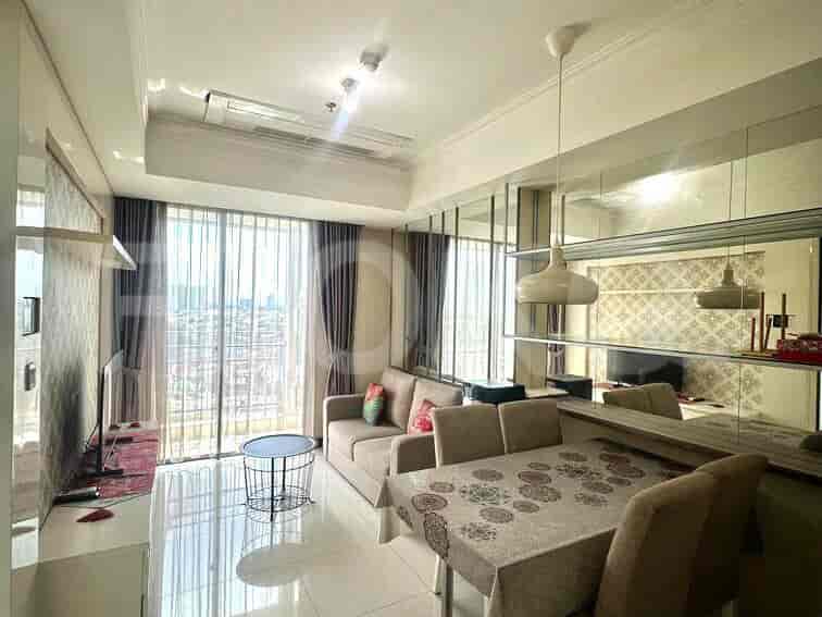 Area ruang tamu dan ruang makan modern dengan sofa, meja makan, dan dinding cermin.