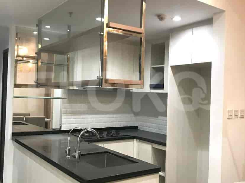 Dapur berbentuk U modern dengan meja hitam, keran baja tahan karat, dan backsplash ubin subway putih.