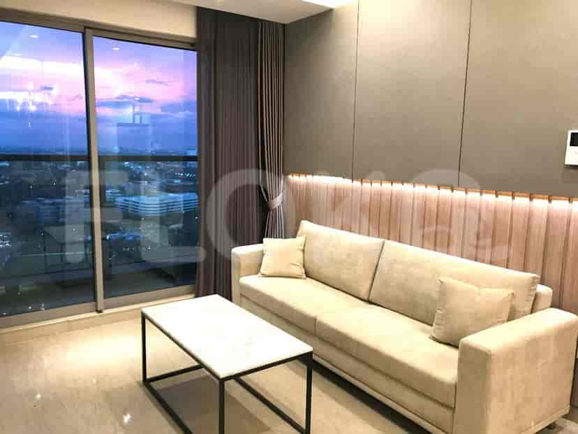 Sebuah ruang tamu kontemporer yang menampilkan sofa krem muda, meja kopi berlapis marmer, dan jendela besar dengan pemandangan kota saat senja.