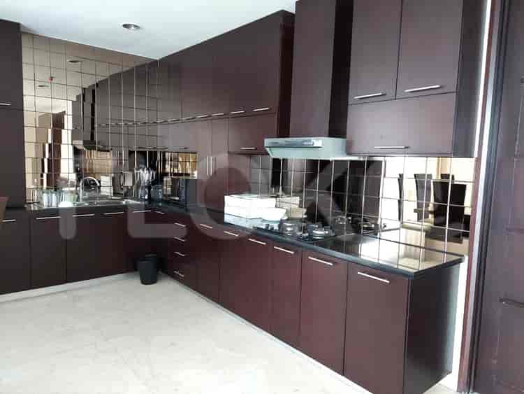 Tipe 3 Kamar Tidur di Lantai Menengah untuk disewakan di The Grove Apartemen - fku163 3