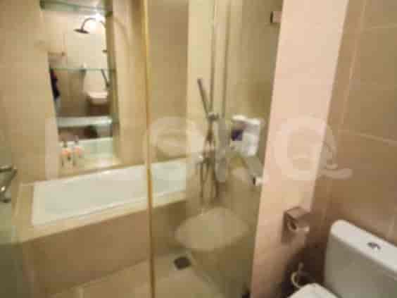 Kamar mandi dengan bak mandi, pancuran, dan toilet.