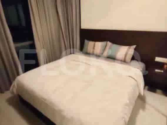 Kamar tidur dengan tempat tidur queen dan meja nakas.