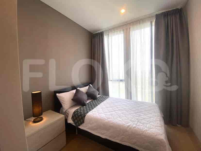 Kamar tidur dengan tempat tidur ukuran queen, meja nakas, dan jendela besar dengan gorden.