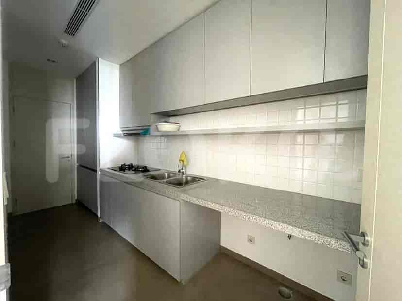 Kamar mandi modern dengan meja rias, toilet, dan pancuran berbingkai kaca.