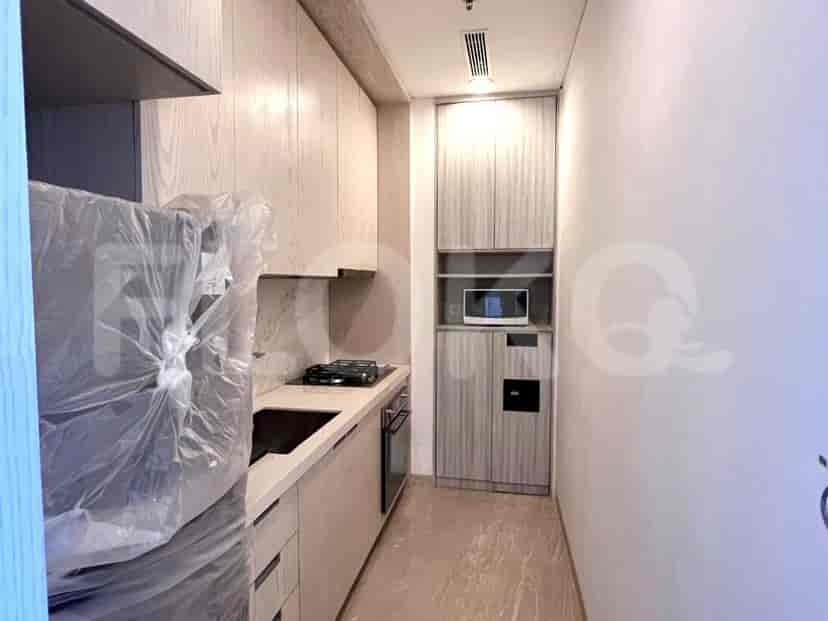 Dapur sempit bergaya galeri dengan lemari kayu terang dan kompor gas.