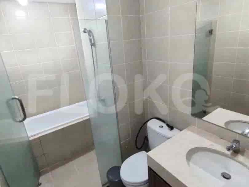 Kamar mandi bersih dengan bak mandi, toilet, dan meja rias dengan wastafel.