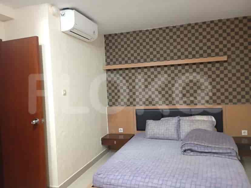 Kamar tidur dengan tempat tidur ukuran queen, wallpaper bermotif, dan unit pendingin udara.