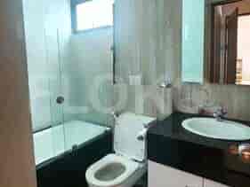 Kamar mandi dengan bak mandi, toilet, wastafel, dan cermin.