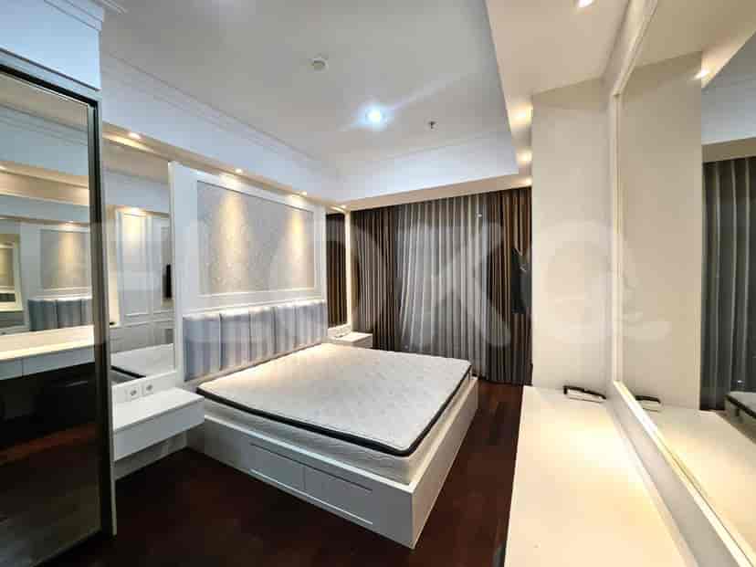Sebuah kamar mandi dengan bak mandi, pancuran, dan wastafel.
