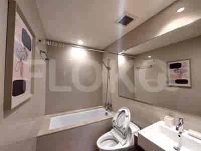 Sebuah kamar mandi kecil dengan bak mandi, toilet, dan wastafel.