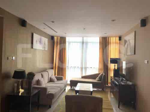 Ruang tamu dengan sofa, chaise longue, dan TV, semuanya ditata dengan estetika modern.