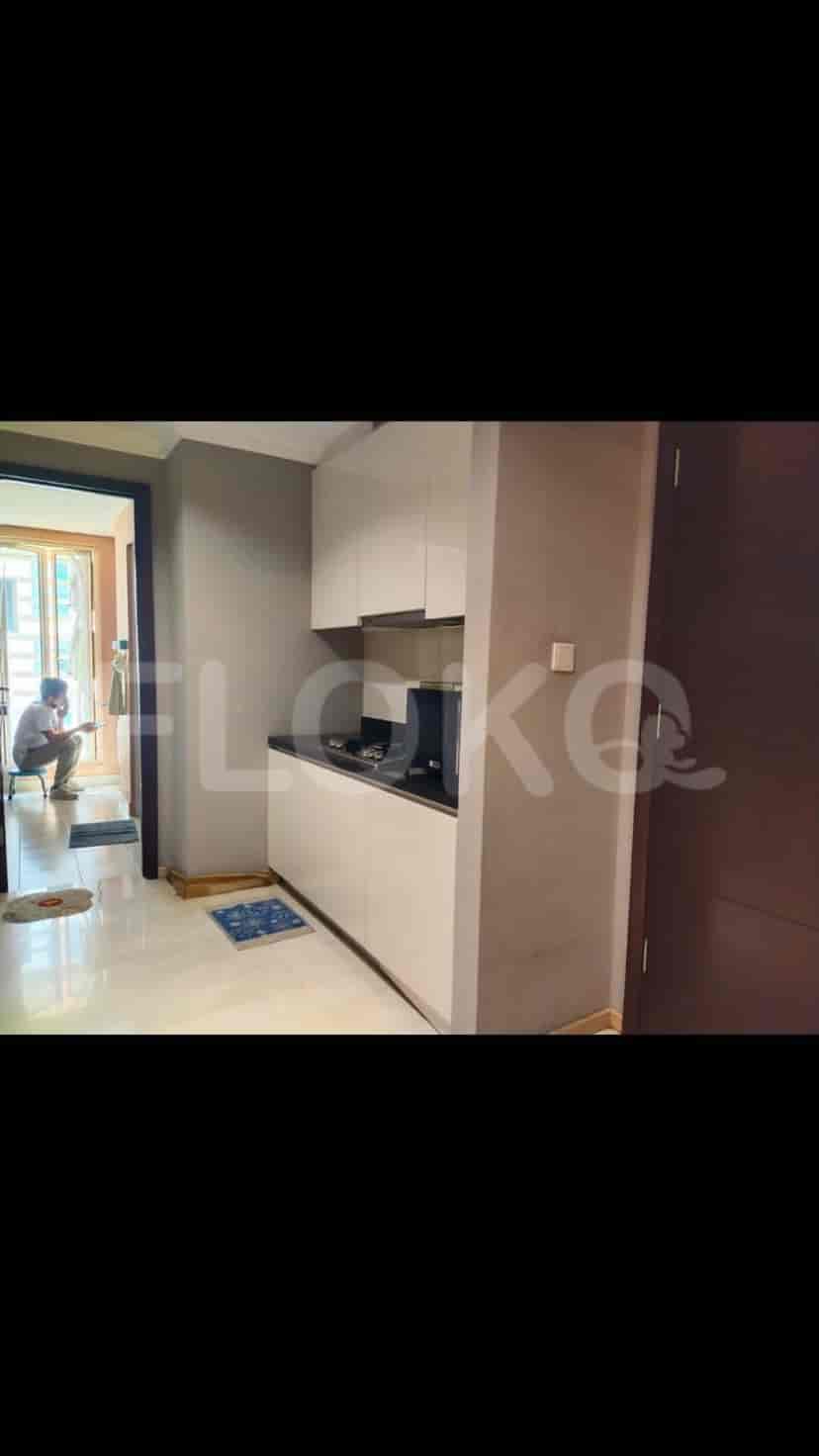 Dapur modern dengan lemari putih dan kompor listrik.