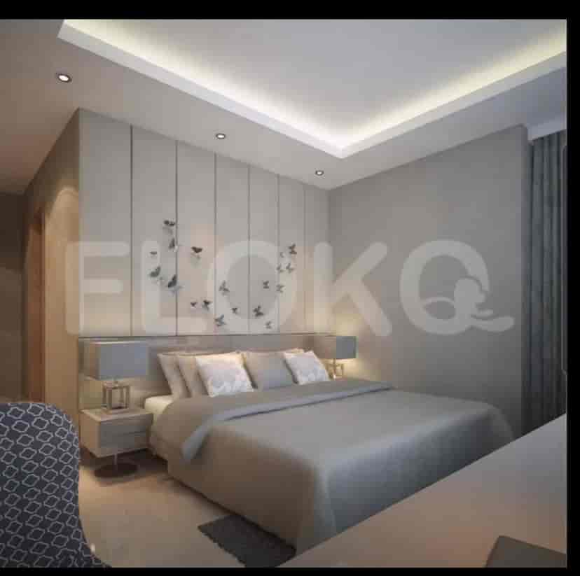 Kamar tidur dengan dinding aksen dan dekorasi kupu-kupu.