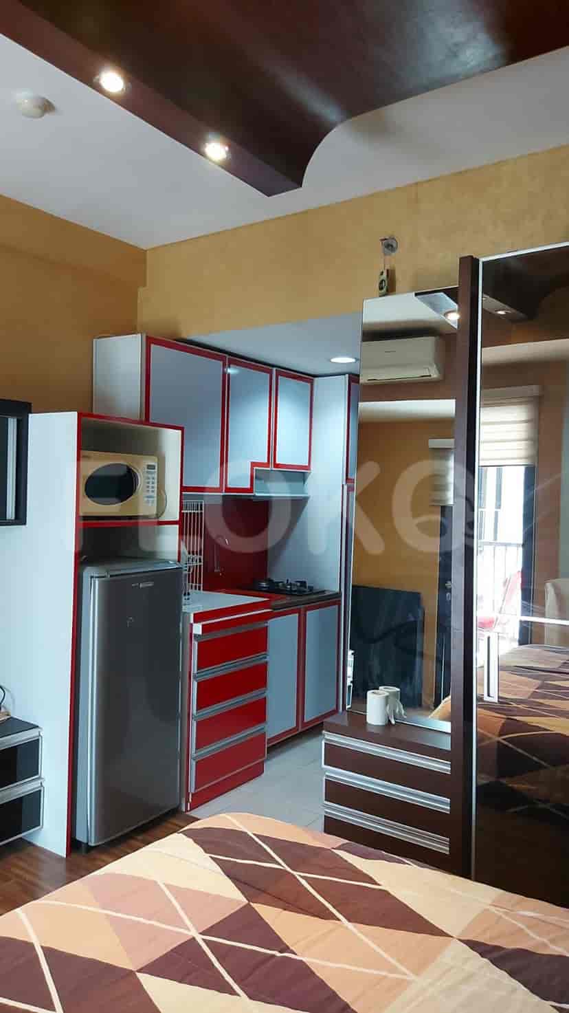 Combined kitchenette and bedroom showcasing a functional space with modern appliances.