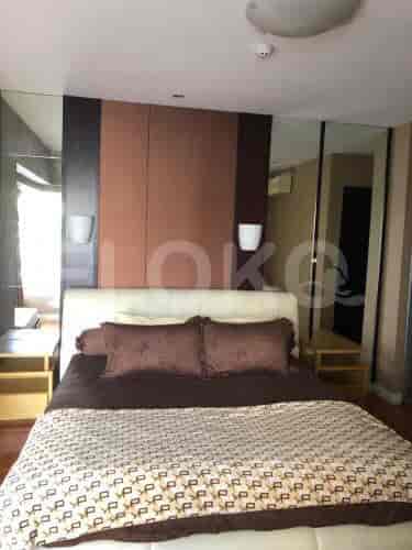 Bedroom with a king-size bed and side tables with lamps.