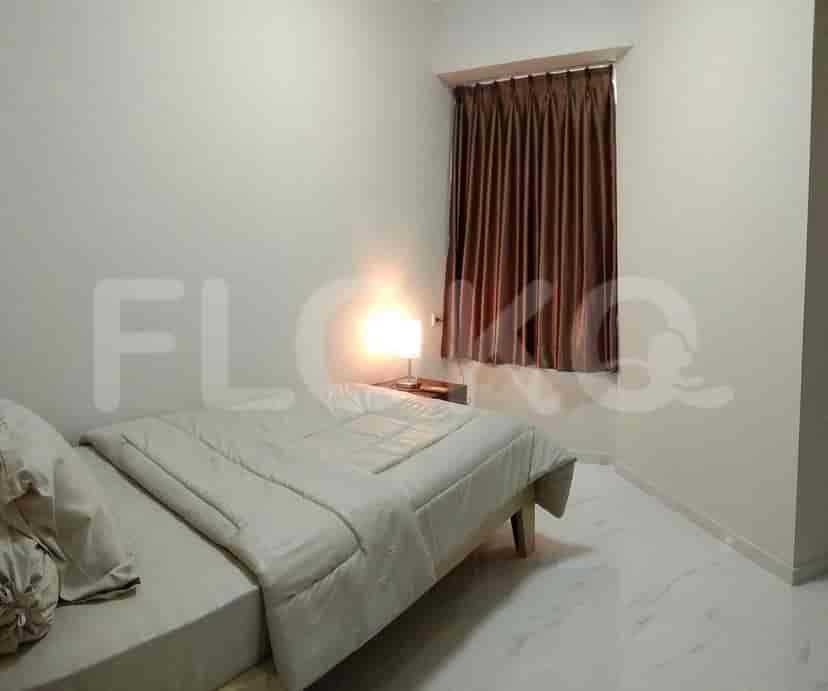 Kamar tidur yang nyaman dengan tempat tidur, lampu, dan gorden.