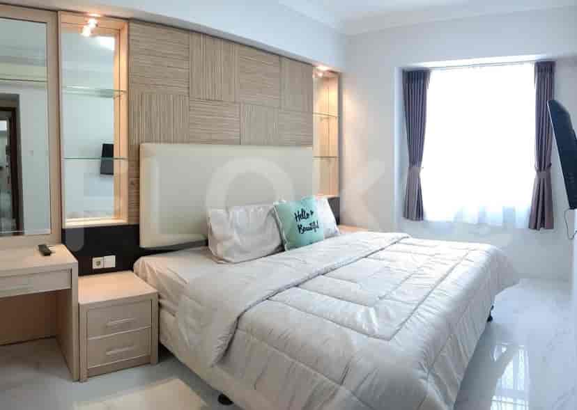 Kamar tidur utama dengan tempat tidur, meja rias, dan gorden.