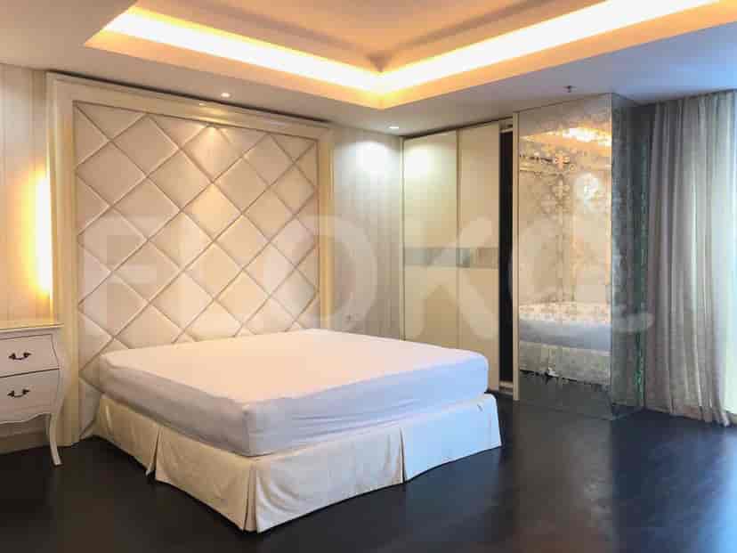 A master bedroom with a bed and a dressing table.