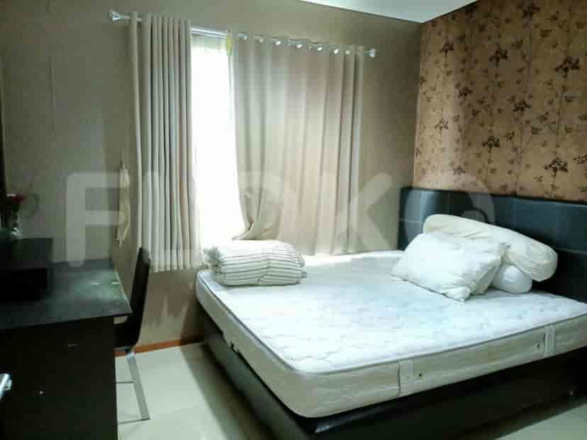 Bedroom with a double bed, a desk, and a wall mirror.