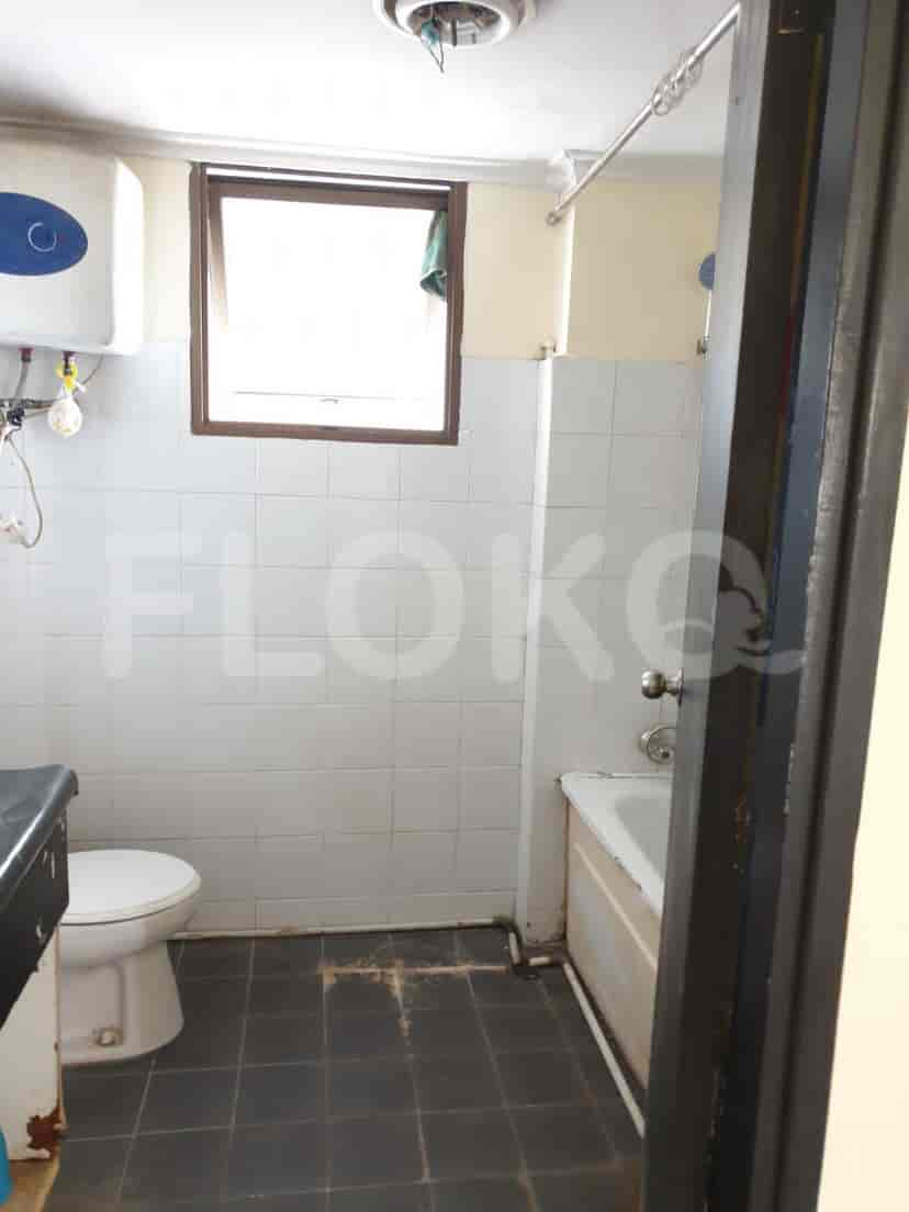 Bathroom with a toilet, sink, and bathtub.