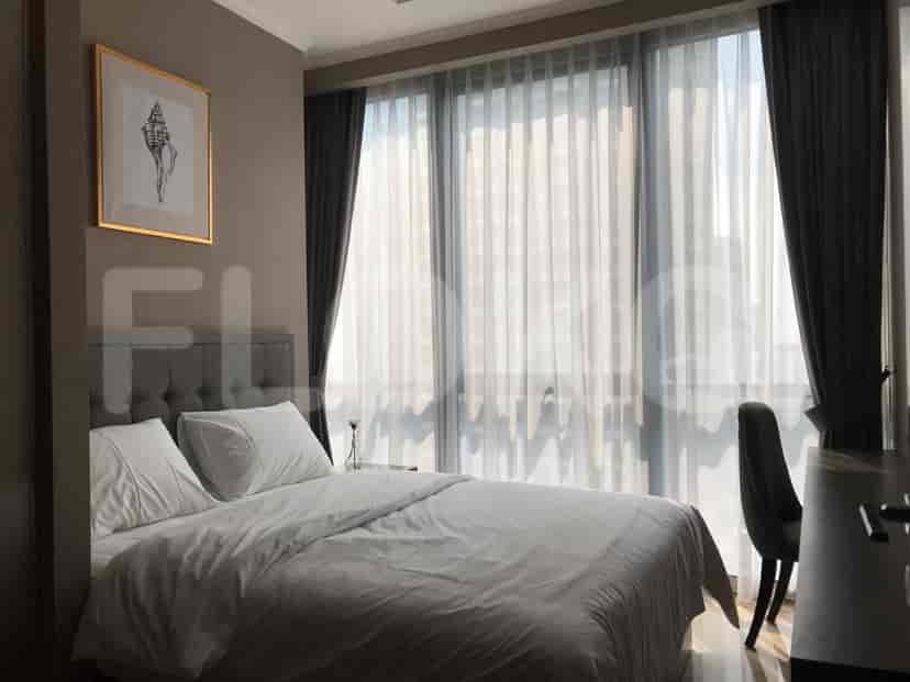Kamar tidur modern dengan tempat tidur ganda, jendela besar, dan karya seni cangkang.