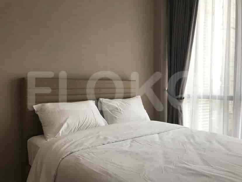 Kamar tidur yang nyaman dengan tempat tidur ganda, palet warna netral, dan jendela besar.