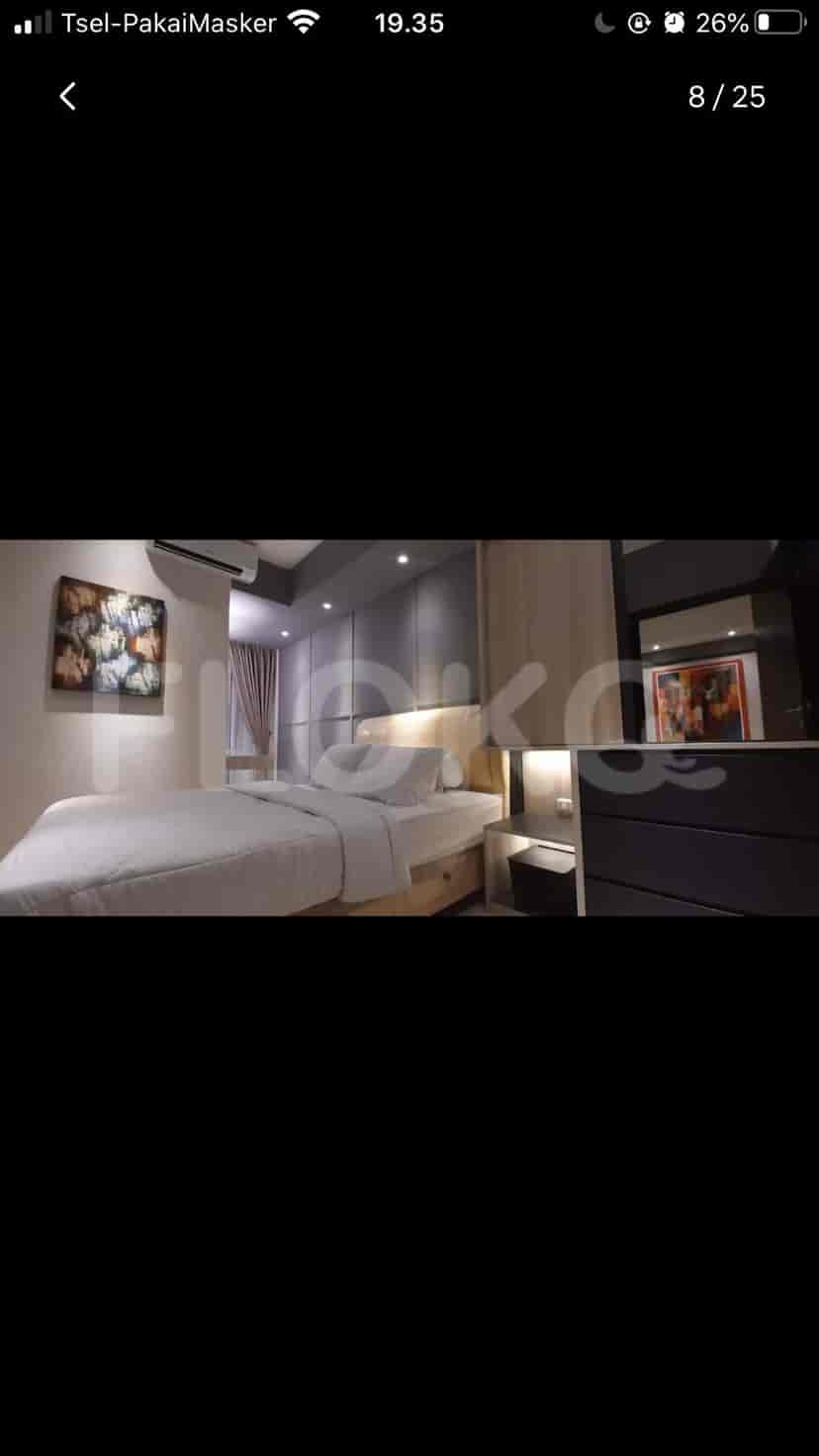 A view of the bedroom featuring a double bed and artwork.