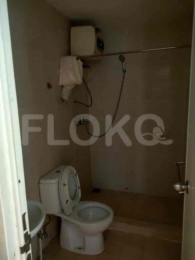 Bathroom with a toilet and shower.