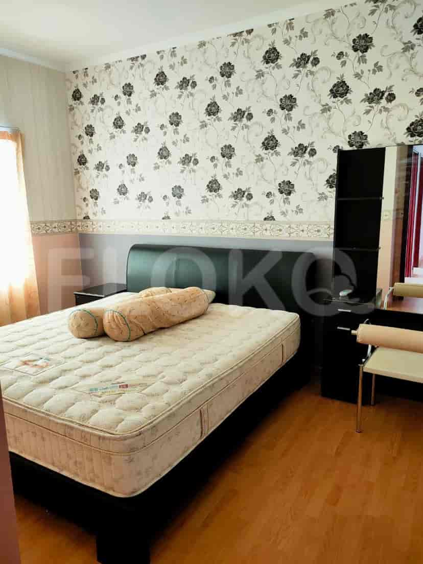 Bedroom with a double bed and a floral wallpaper.