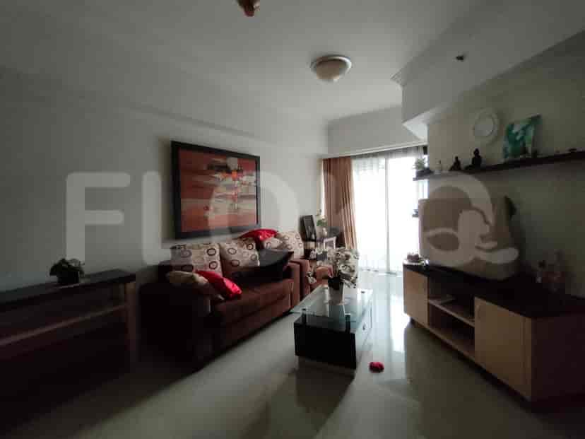 Pemandangan lain dari ruang tamu dengan sofa, meja kopi, dan seni.