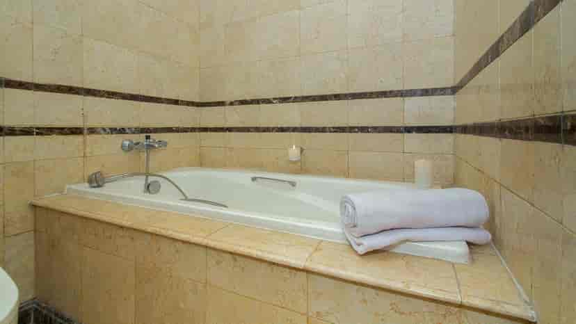 A bathroom with a bathtub.