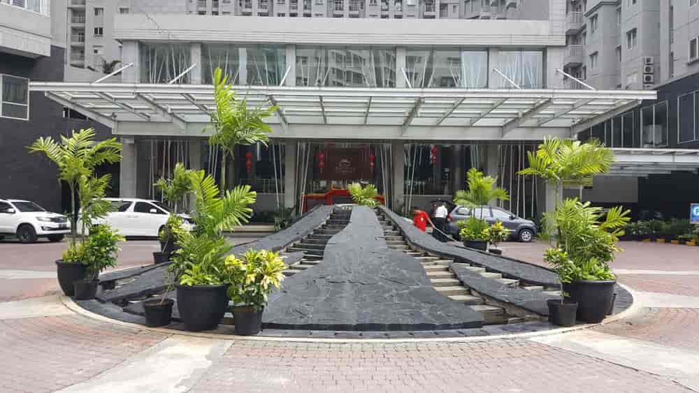Pintu masuk Royal Mediterania Garden Residence