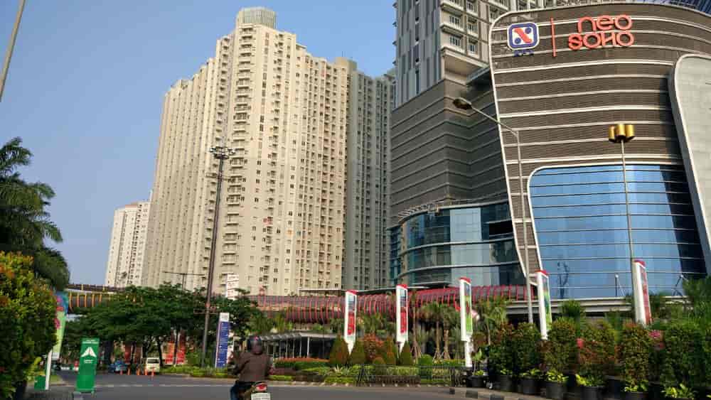 Pusat perbelanjaan Royal Mediterania Garden Residence