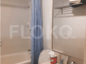 Kamar mandi dengan bak mandi, tirai shower, dan toilet.