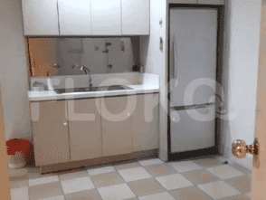 Dapur dengan lemari, wastafel, dan lemari es.