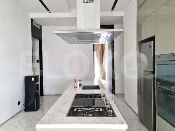 Dapur modern dengan pulau marmer dan peralatan stainless steel