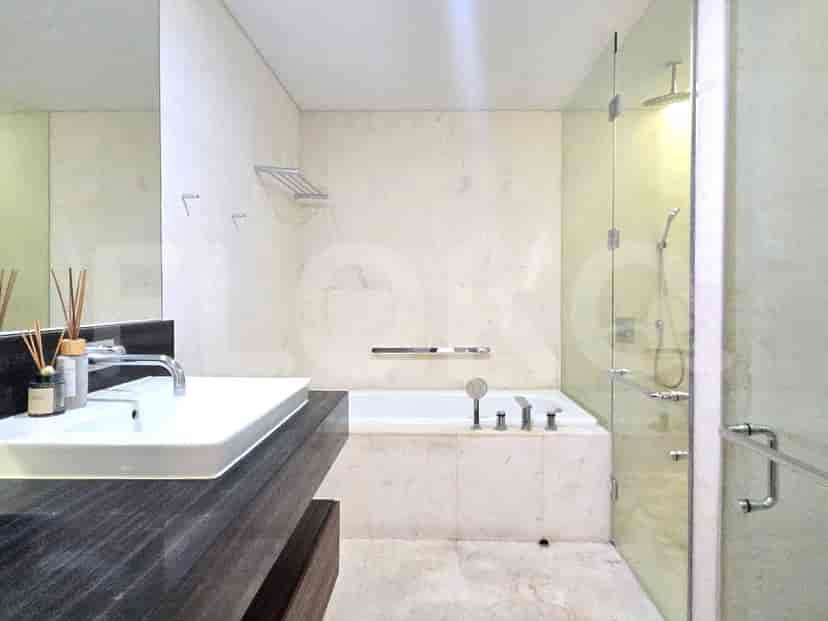 Kamar mandi mewah dengan bak mandi, pancuran, dan desain modern.