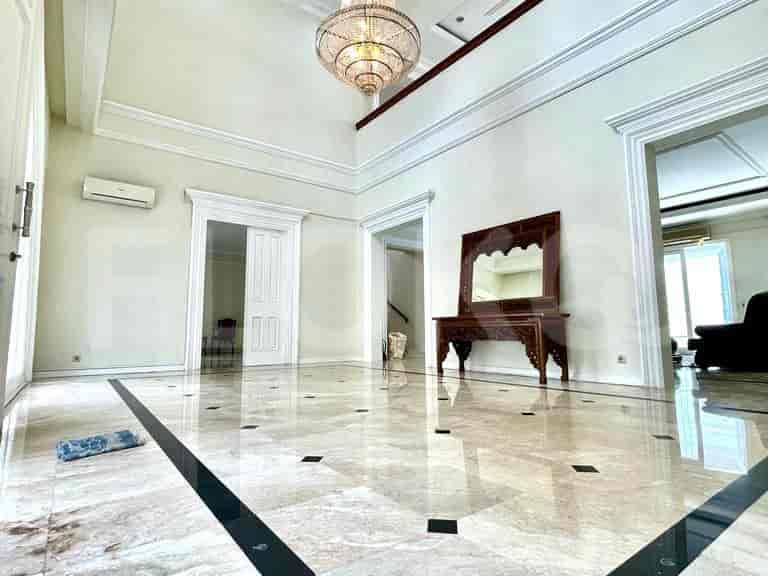 Living room with elegant details like a mirror, a chandelier and marble flooring.