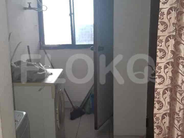 Ruang cuci dengan mesin cuci dan akses ke balkon.