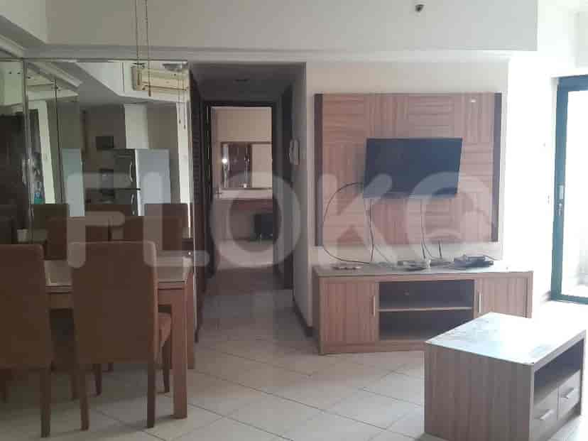 Ruang terbuka untuk ruang tamu dan ruang makan dengan TV, meja makan, dan lorong.