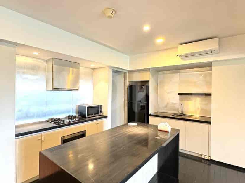 Dapur modern dengan pulau memasak, peralatan baja tahan karat, dan lemari kayu.
