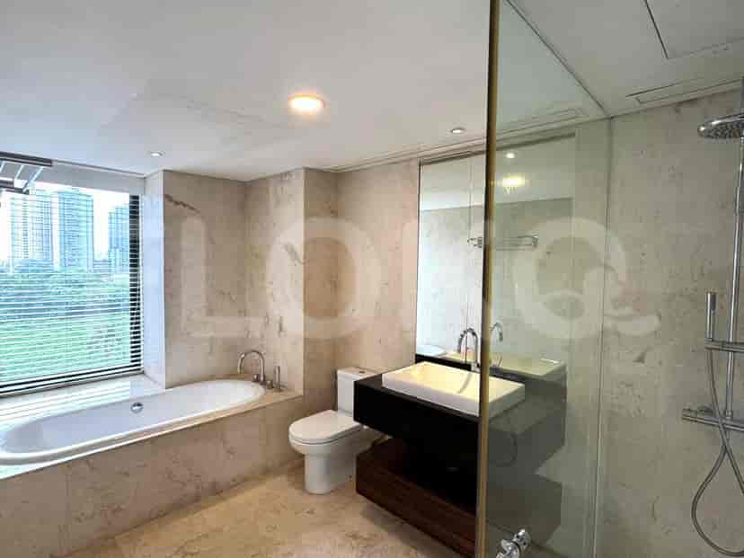 Kamar mandi mewah dengan bak mandi, shower, dan wastafel.
