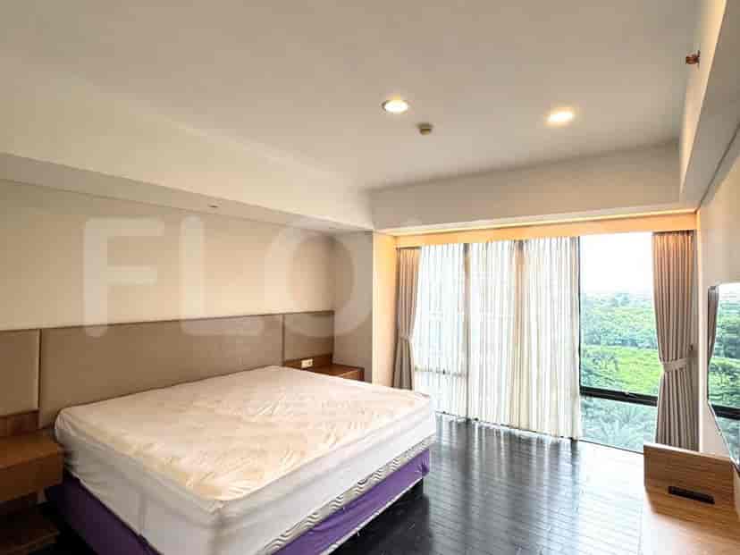 Pemandangan lain dari kamar tidur dengan tempat tidur ganda.